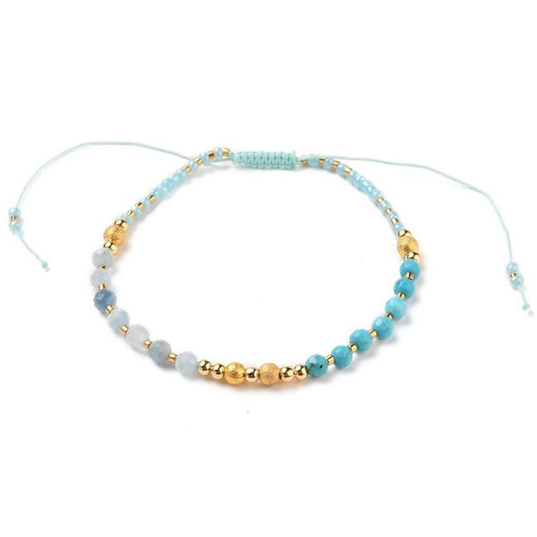 Flexibles Armband mit blauen und goldenen Rocailles-Perlen auf Nylonfaden