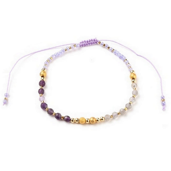 Flexibles Armband mit lila und goldenen Rocailles-Perlen auf Nylonfaden